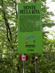 Cartello turistico
del Monte della Riva
(18155 bytes)